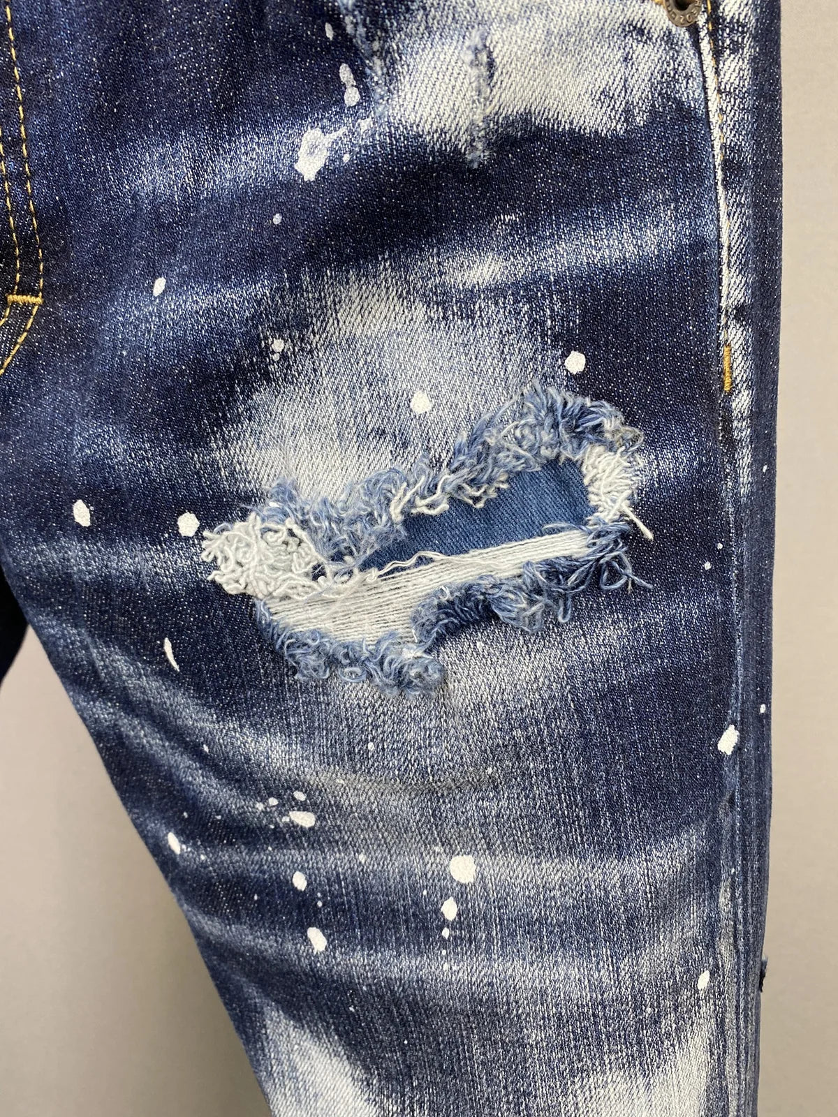 2024 Spring New Men's Light Blue D2 Jeans Fashion Patch, Broken Hole Paint, Small Straight Leg Denim Pants