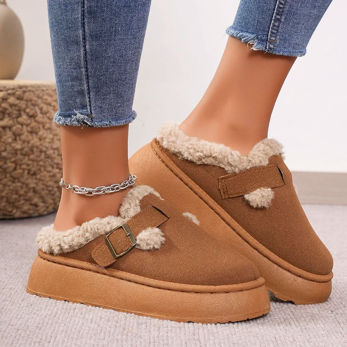 2024 fashion autumn and winter plush buckle warm cotton slippers casual large new women's shoes