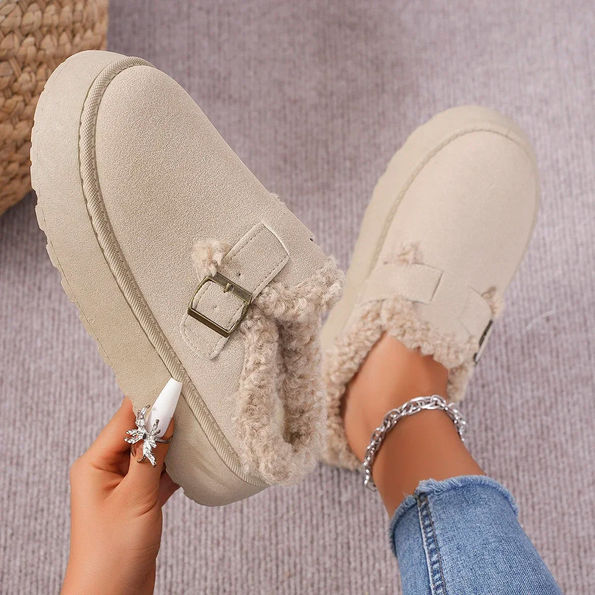 2024 fashion autumn and winter plush buckle warm cotton slippers casual large new women's shoes